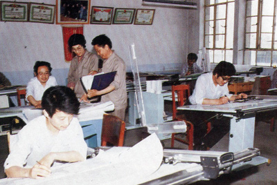 從1984年第一季度到抓管理上登記全面提高企業素質驗收前，采取分線檢查、總結成績、找出差距、提出措施、限期整改的方法，使各項工作在整頓中鞏固提高，在鞏固提高中進行再整頓，再提高。