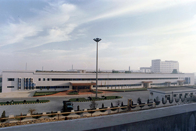 1995年5月30日，山推與日本小松株式會社合資成立小松山推工程機械有限公司
