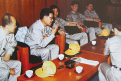 為了學習外國先進技術和管理方法，前往引進技術與設備的國家進行實地考察。薛仲光廠長在日本。