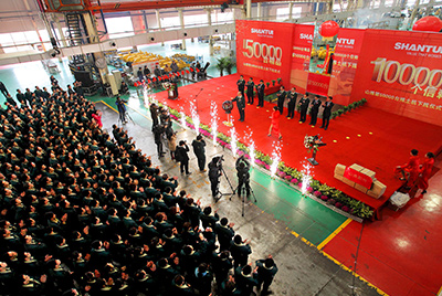 推土機事業部總裝工廠隆重舉行推土機第50000臺下線慶典儀式。這一激動人心的歷史時刻標志著50000臺不僅僅是一個數量的積累，更是山推管理水平、生產規模、制造技術、研發能力、銷售能力等綜合能力的體現，標志著山推推土機產業整體實力進一步增強，是從量變到質變的飛躍。