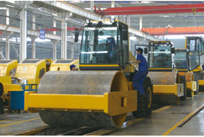 2002年2月，由履帶廠開發研制的YZ18液壓振動壓路機，順利下線。