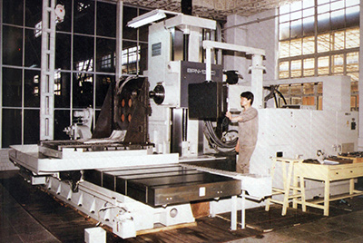 BPN-13B(R4)數控臥式加工中心。廠房擴建加大，設備填平補齊，增加精、大、稀設備，新上生產線，提高企業裝備素質，使山推廠成為名副其實的大馬力推土機生產廠。
