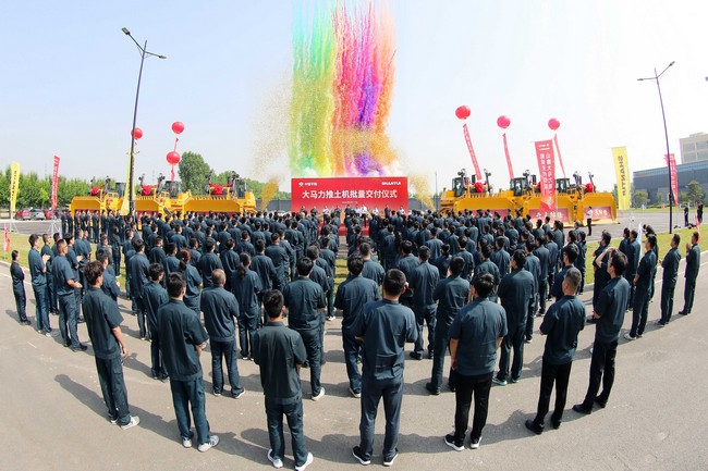 5月17日，山推向中煤平朔集團一次性交付六臺中國最大馬力推土機。